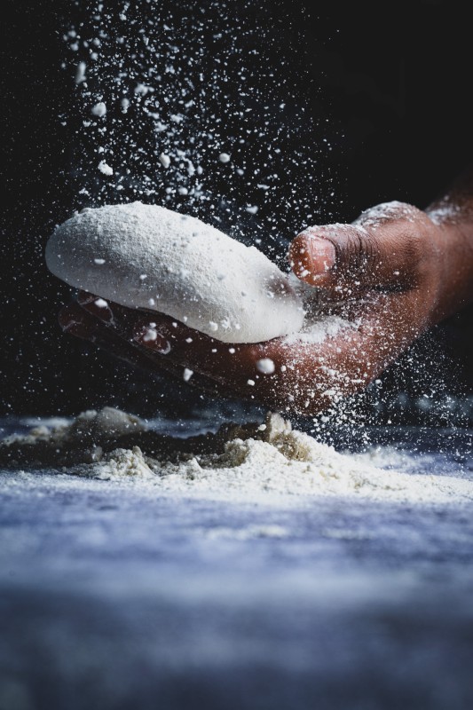 Étapes de préparation de pizzas maison à Aix-en-Provence sans pizzaïolo